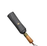 Parapluie homme chic noir avec manche en bois, détails dorés, design élégant et robuste pour une protection optimale contre la pluie.