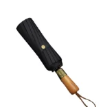 Parapluie homme chic noir avec poignée bois et bouton doré, design élégant et robuste, idéal pour une protection contre la pluie.