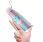 Très beau petit parapluie arc-en-ciel pour femme, très compact, tient dans une main.