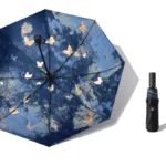 Parapluie automatique femme motif bleu avec papillons blancs, élégant et pratique, housse noire incluse pour rangement facile.