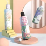 Parapluie automatique pour enfant, petit format, rose, jaune et bleu.