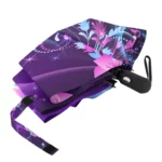 Parapluie automatique violet au thème du papillon, jolie même tout replié.