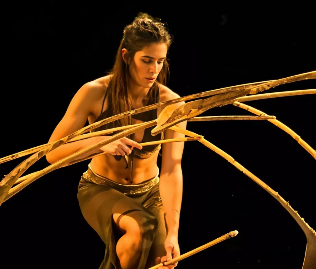 Comme un parapluie en bois magique, Marual Eugster Rigolo, l'équilibriste avec une plume et des branches de cocotiers séchées !