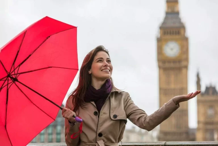 Femme avec un beau parapluie anglais près de la Tour de Londres