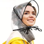 Toujours aussi belle protégée sur sa capuche transparente !