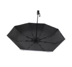 Parapluie automatique motif à pois, tourné à l'envers.