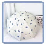 beau parapluie automatique beige avec des nuages bleus.