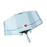 Parapluie blanc avec détails bleus, motif double cœur, élégant et pratique, parfait pour affronter la pluie avec style.