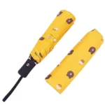 Très beau parapluie jaune automatique à tête d'ourson comme motif sur sa toile.