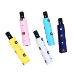 5 parapluies automatiques, jaune, rose, blanc, bleu ciel, bleu marine.