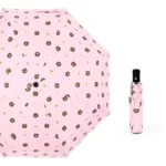 Parapluie rose à tête d'ourson, il est automatique.