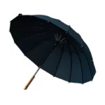 Parapluie golf bleu marine avec longue poignée en bois, accessoire élégant et robuste idéal pour une protection fiable contre la pluie. On voit ses 16 baleines.