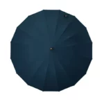 Parapluie golf bleu marine élégant avec finition lisse et détails dorés, idéal pour allier style et praticité sur le green.