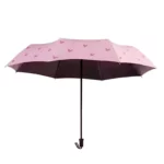 Très joli parapluie manuel rose avec des cœurs sur le dessus.