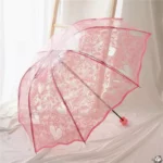 Parapluie cloche rose à motif dentelle plus des coeurs sur sa toile, j'aime beaucoup !