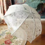 Parapluie cloche à motif dentelle plus des coeurs sur sa toile, belle finition.