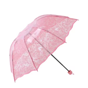 Parapluie cloche rose à motif dentelle plus des coeurs sur sa toile.