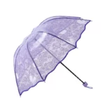 Parapluie cloche violet à motif dentelle plus des coeurs sur sa toile.