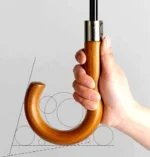 Poignée de parapluie en bois verni, ergonomique et solide, pensée pour un confort d’usage et une touche élégante.