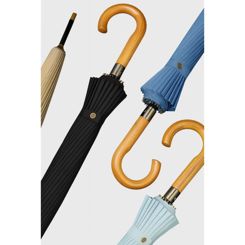 Parapluies cannes pliés aux couleurs variées, avec poignée bois classique, alliance de style intemporel et praticité.