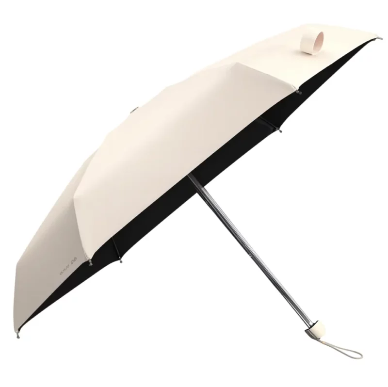Parapluie beige clair avec doublure noire, manche ergonomique.