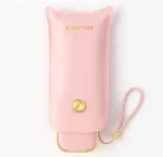 Étui rose poudré avec fermoir doré, pour parapluie anti-UV compact.