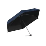 Parapluie bleu marine avec intérieur noir, pliable et solide.