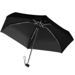 Parapluie noir anti-UV ouvert, structure renforcée et durable.