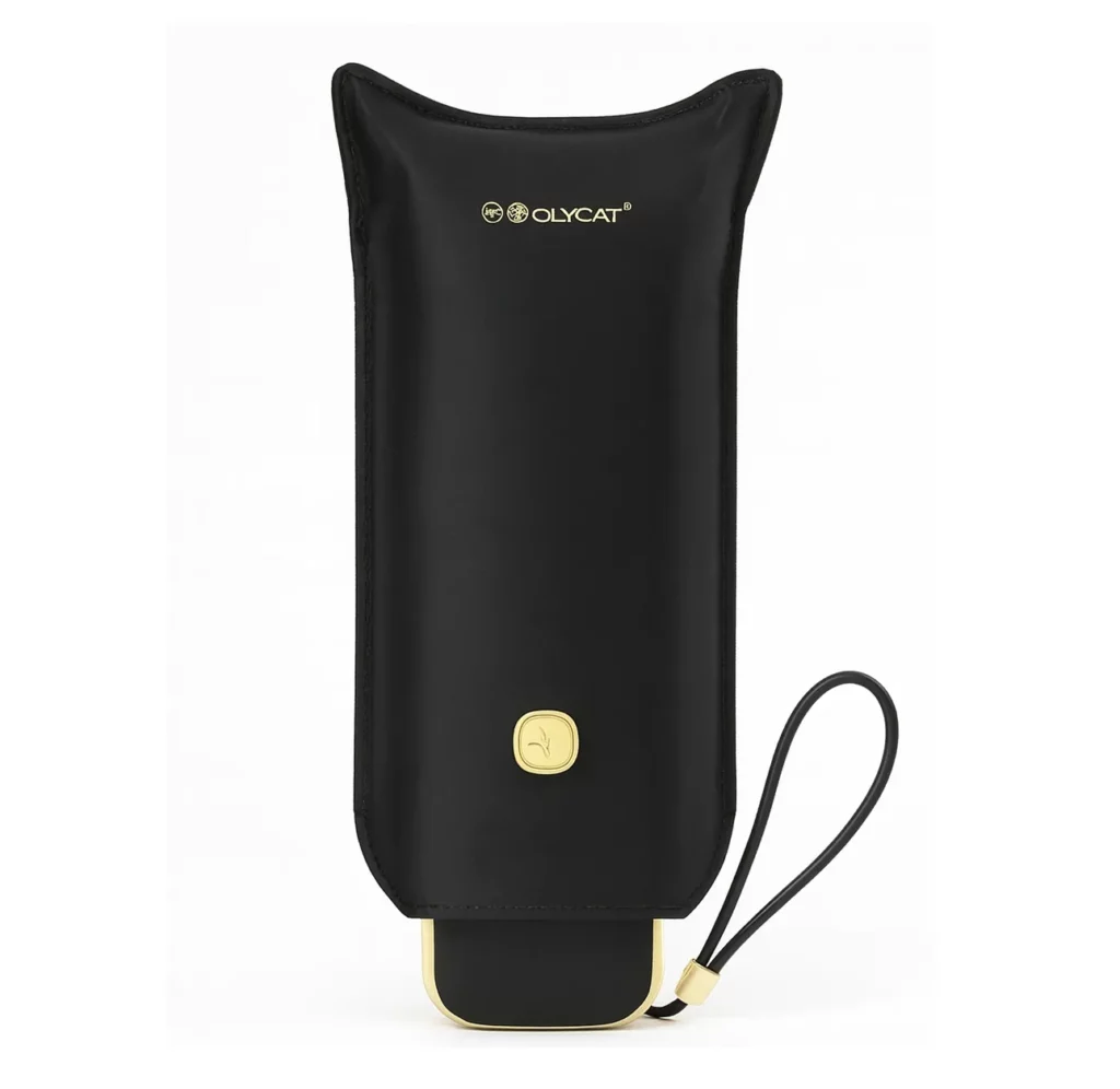 Étui noir chic avec logo doré, parfait pour transporter un parapluie de poche.