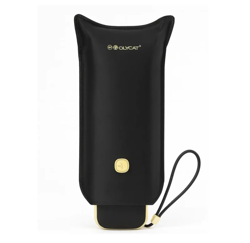 Étui noir chic avec logo doré, parfait pour transporter un parapluie de poche.