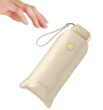 Étui beige avec dragonne, présenté en main, raffiné et pratique.