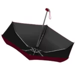 Parapluie bordeaux côté intérieur et noir sur le dessus, solide et résistant au vent.