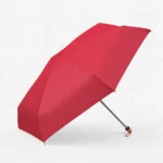 Parapluie rouge vif anti-UV, idéal contre pluie et soleil.