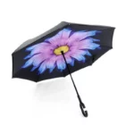 Parapluie inversé avec fleur violette éclatante, poignée en C, ouverture facile. Anti-UV, imperméable. Allie protection et style floral unique.