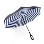 Parapluie inversé rayé bleu et blanc style marin. Ouverture facile, poignée en C pratique, double couche anti-UV