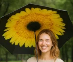 Parapluie original motif tournesol, large couverture et design éclatant. Apporte style et bonne humeur sous la pluie. Parfait pour se démarquer !