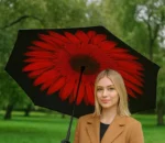 Parapluie inversé motif fleur rouge intense, style saisissant.