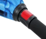 Zoom sur le bouton d'ouverture d'un parapluie inversé bleu. Ouverture/fermeture fluide, poignée ergonomique, mécanisme robuste pour un usage facile et sécurisé.