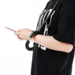 Poignée en C d'une parapluie, pratique et mains libres. Accrochez le parapluie à votre bras et utilisez votre téléphone en toute liberté.