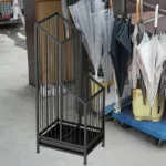 Support à parapluies noir en métal, pratique et moderne. Son design vertical apporte stabilité et style pour ranger plusieurs parapluies longs et pliables.