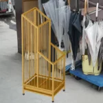 Porte-parapluie doré à barreaux verticaux, idéal pour organiser et sécher vos parapluies. Élégance et solidité pour hall d’entrée, maison ou bureau.