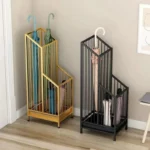 2 porte-parapluies doré et noir en situation réelle. Un rangement pratique et raffiné, adapté aux entrées modernes, magasins et espaces professionnels.