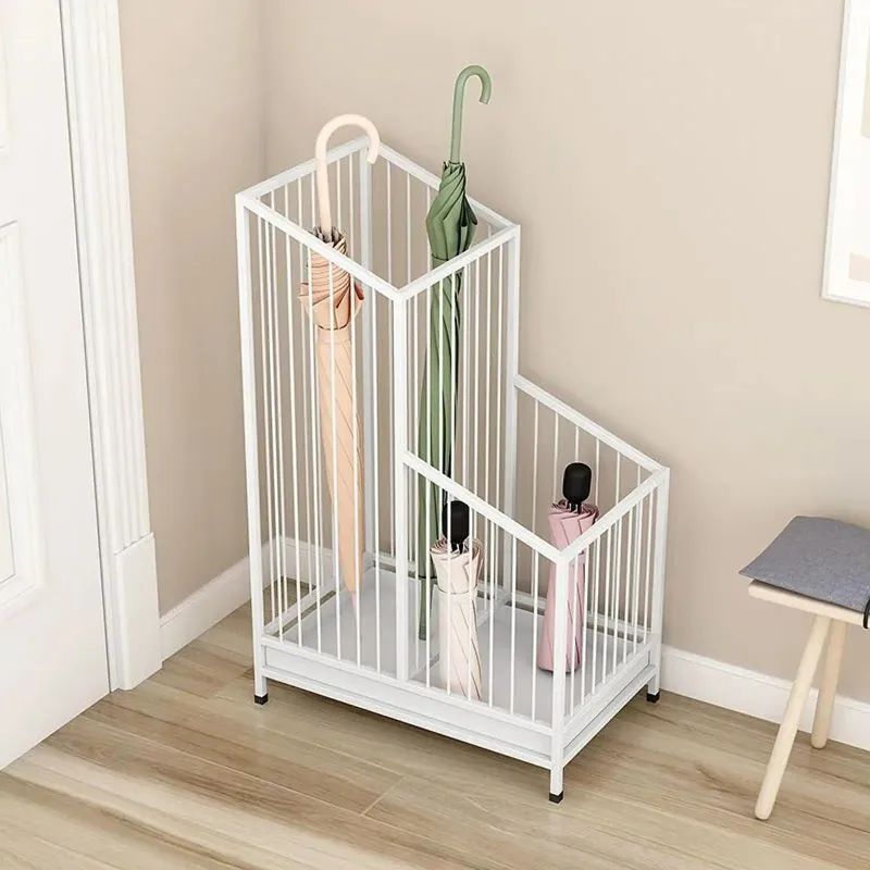 porte-parapluie blanc dans un hall, robuste et élégant. Une solution pratique pour ranger et sécher vos parapluies au quotidien.