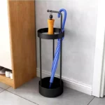 C'est un magnifique porte-parapluie en métal circulaire de couleur dorée !