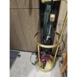 Achetez donc ce beau porte-parapluie en métal circulaire de couleur dorée !