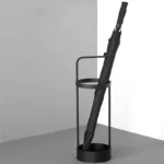 C'est un très joli porte-parapluie en métal circulaire noir pour votre entrée !