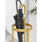 C'est un magnifique porte-parapluie en métal circulaire !