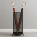 Porte-parapluie cylindrique en métal noir, design élégant et maillage raffiné, idéal pour ranger vos parapluies avec style.