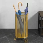 C'est un très beau porte-parapluie en métal doré cylindrique pour parapluies droits