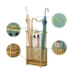 Joli porte-parapluie en métal, de grande capicité et de couleur or et dorée.